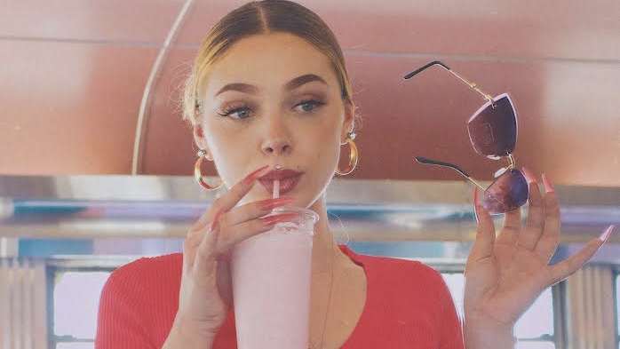 Felicity Estelle Talks New Singles ‘My Dreams’ & ‘Three (teachmeyourart)‘