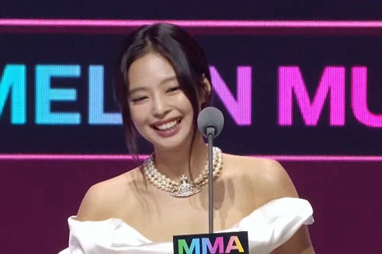 JENNIE Thanks Fans in Emotional Acceptance Speech at the MMA 2025