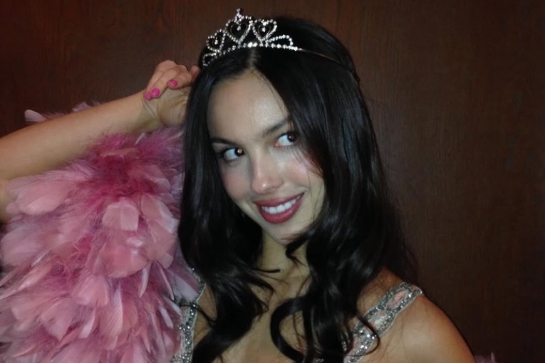 Olivia Rodrigo Keeps OR3 Album Title “Close to the Chest” at Paris Fashion Week