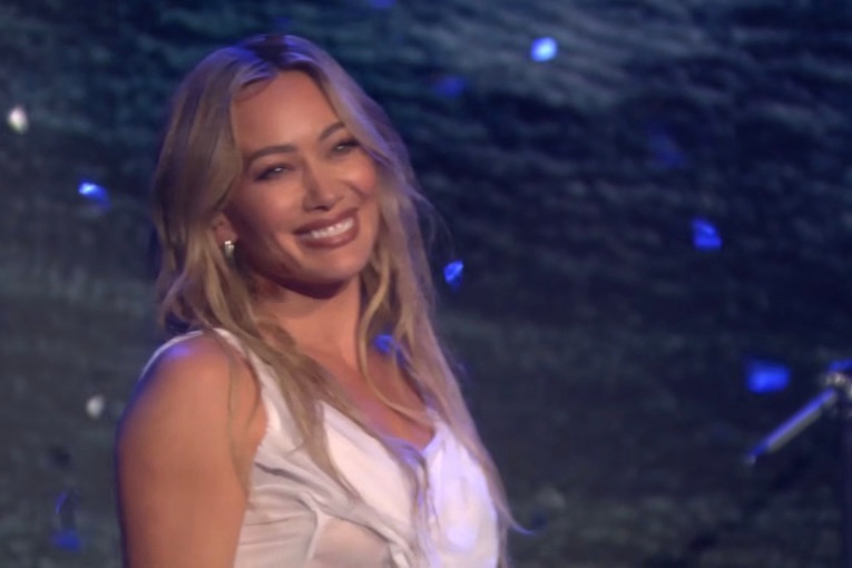 Hilary Duff Performs “Roommates” on The Tonight Show