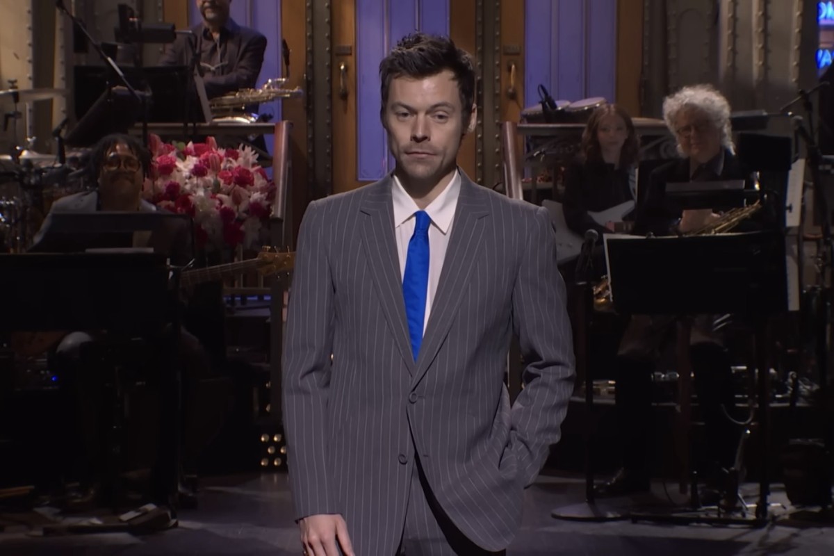 Harry Styles Kisses Ben Marshall During SNL Opening Monologue