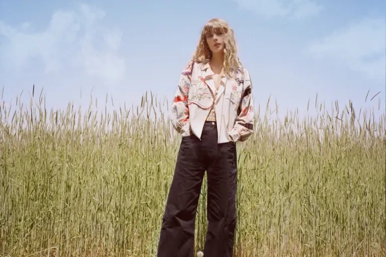 Taylor Swift Performs “I Knew It, I Knew You” at Toy Story 5 Premiere: Watch