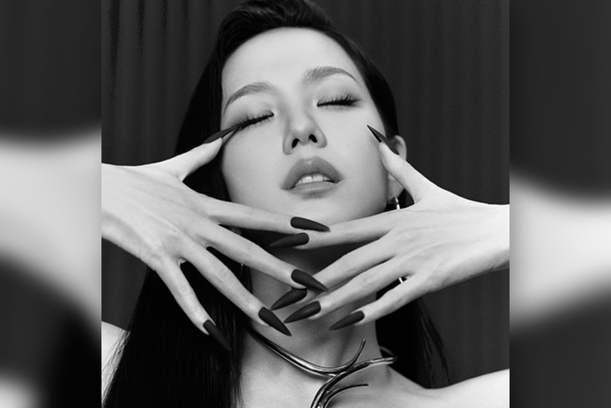 JISOO Shares New Update on Long-Awaited Debut Album