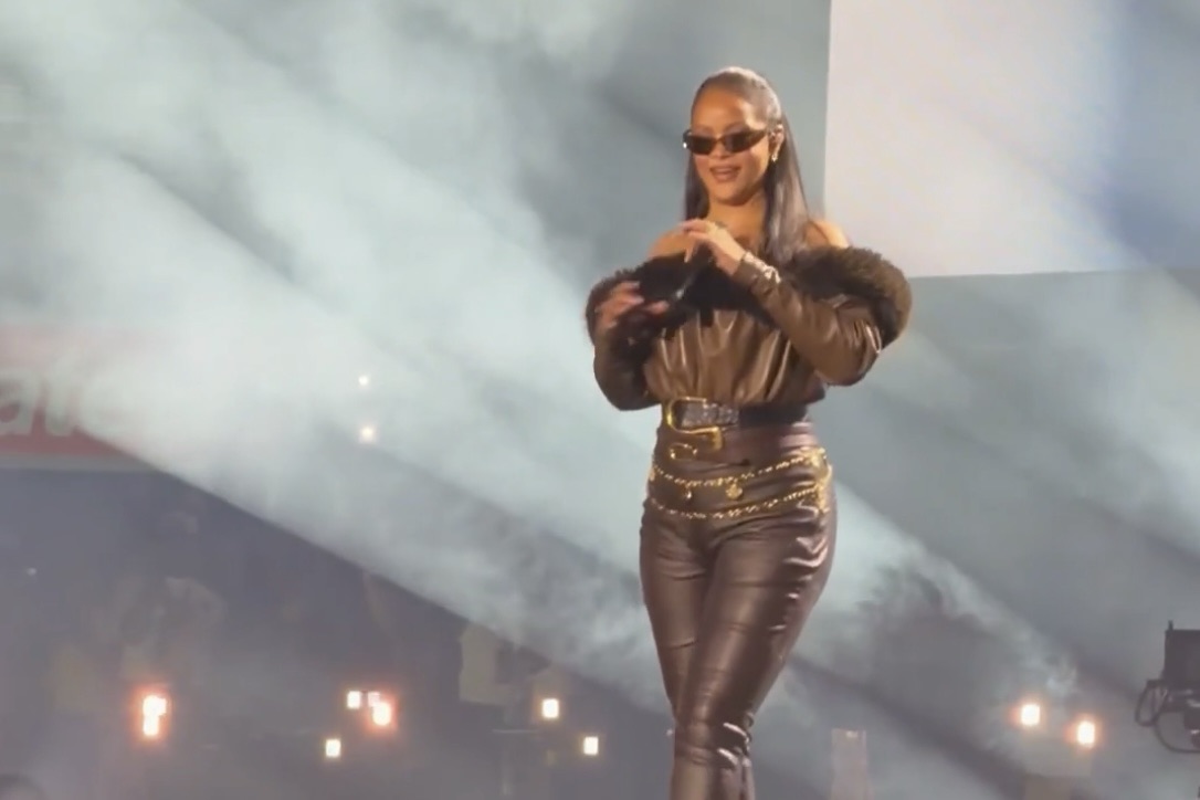 Rihanna Returns to the Stage at JAY-Z’s Final Yankee Stadium Show: “Y’all Know I’m Rusty”