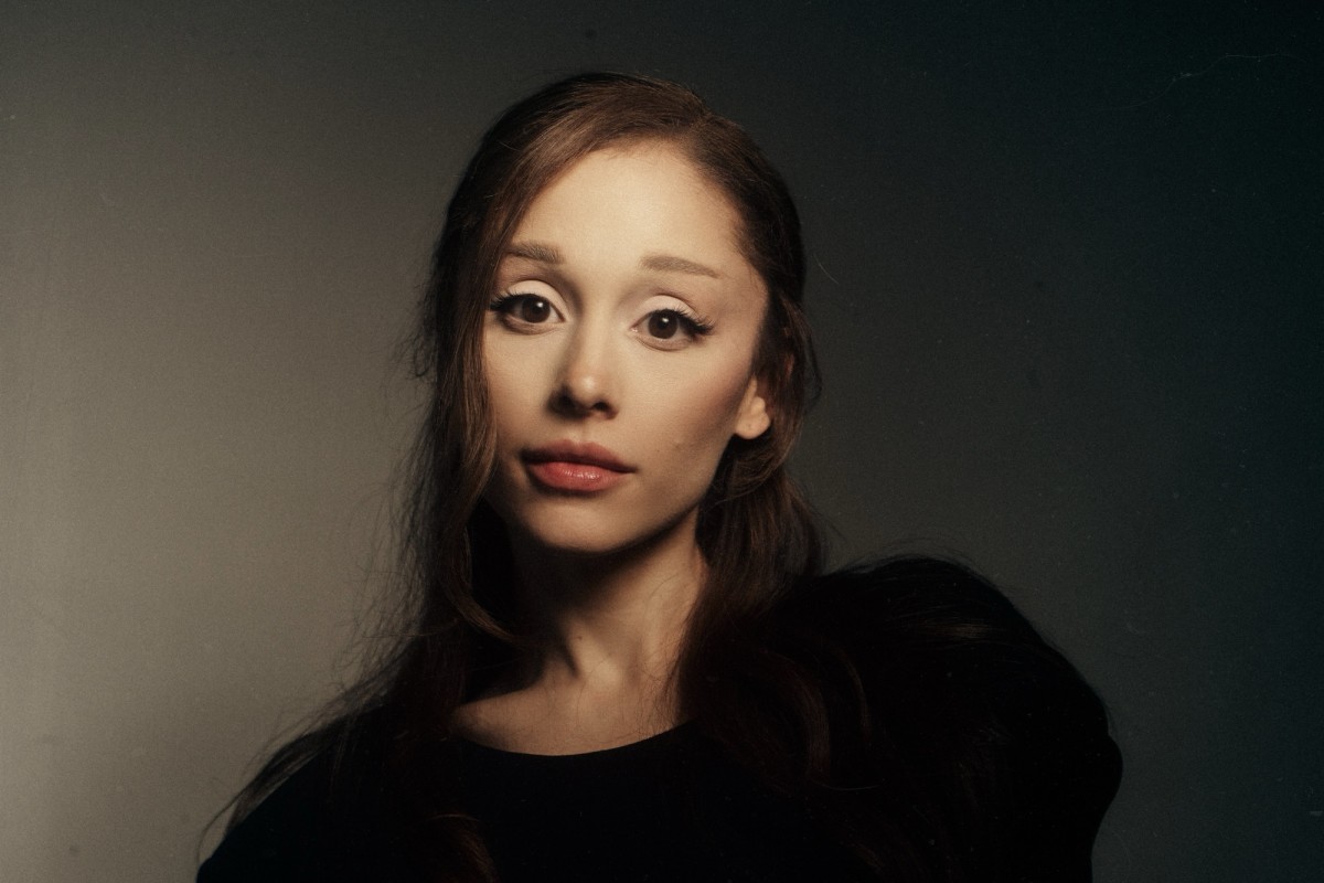 Ariana Grande’s petal Debuts at No. 1 on UK Albums Chart