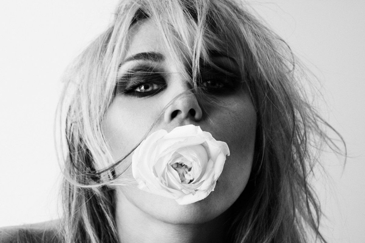 Amanda Lear Accuses Miley Cyrus of Copying “The Sphinx”