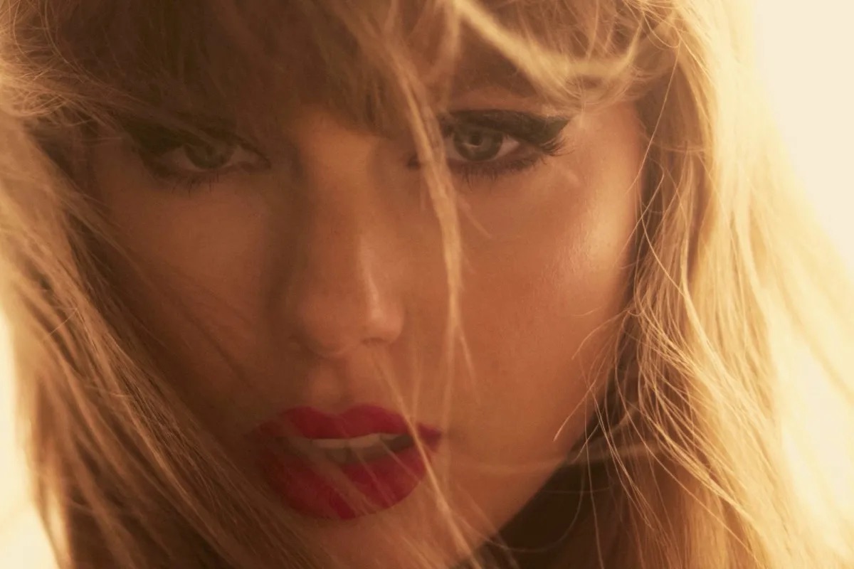 Taylor Swift Becomes Youngest Nashville Songwriters Hall of Fame Inductee